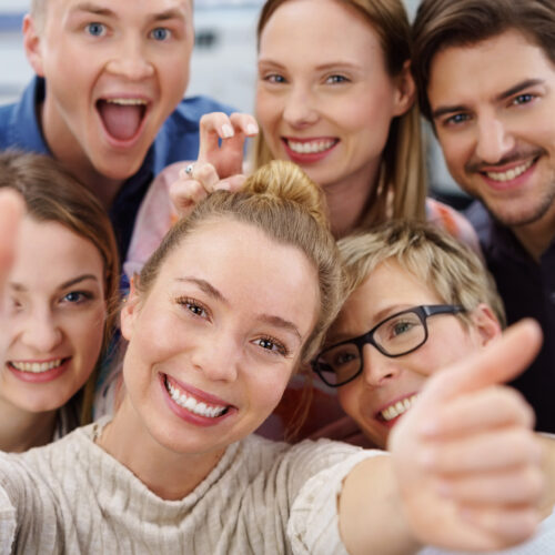 lachende junge leute haben spaß lachende junge leute haben spaß